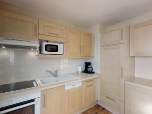 A kitchen or kitchenette at Appartement Le Grand-Bornand, 2 pièces, 4 personnes - FR-1-467-54