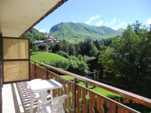 En balkong eller terrasse på Appartement Le Grand-Bornand, 2 pièces, 4 personnes - FR-1-467-54