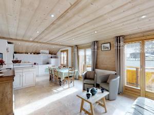 uma cozinha e sala de estar com tecto em madeira em Appartement Le Grand-Bornand, 4 pièces, 6 personnes - FR-1-467-48 em Le Grand-Bornand