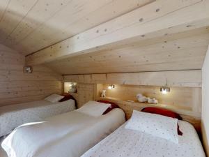 Zimmer mit 2 Betten in einem Holzzimmer in der Unterkunft Grand appartement 9 pers, proche des pistes, Le Grand-Bornand - FR-1-467-57 in Le Grand-Bornand