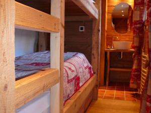 - une chambre avec 2 lits superposés dans une cabine dans l'établissement Appartement Montagnard avec Sauna, Terrasse & Poêle à Bois - Proche Pistes et Commerces - FR-1-467-87, au Grand-Bornand