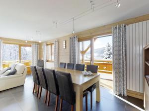 ein Esszimmer mit Tisch und Stühlen in der Unterkunft Grand appartement 9 pers, proche des pistes, Le Grand-Bornand - FR-1-467-57 in Le Grand-Bornand + 10 Fotos