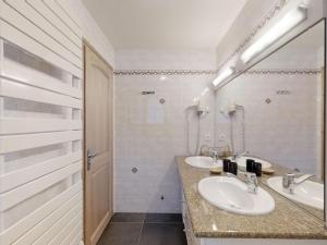 Et badeværelse på Appartement Le Grand-Bornand, 5 pièces, 9 personnes - FR-1-467-57