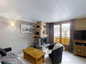 ein Wohnzimmer mit Couch und Kamin in der Unterkunft Appartement confortable 4 pers. proche pistes ski Le Grand-Bornand - FR-1-467-55 in Le Grand-Bornand