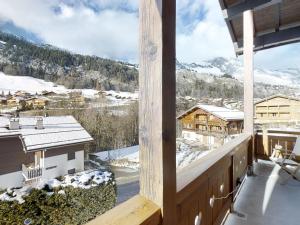 einen Balkon mit Blick auf die schneebedeckten Berge in der Unterkunft Appartement confortable 4 pers. proche pistes ski Le Grand-Bornand - FR-1-467-55 in Le Grand-Bornand