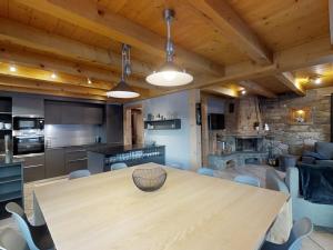 une cuisine et une salle à manger avec une table et des chaises en bois dans l'établissement Chalet spacieux pour 11 pers., proche pistes de ski, jardin, BBQ, équipements enfants - Le Grand-Bornand - FR-1-467-58, au Grand-Bornand 11 autres photos