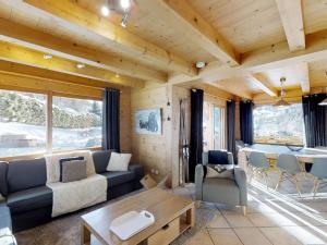 un salon avec un canapé et une table dans l'établissement Chalet spacieux pour 11 pers., proche pistes de ski, jardin, BBQ, équipements enfants - Le Grand-Bornand - FR-1-467-58, au Grand-Bornand