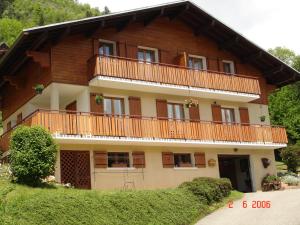 a house with a balcony on top of it at Appartement Le Grand-Bornand, 2 pièces, 4 personnes - FR-1-467-75 in Le Grand-Bornand
