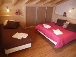 a bedroom with two beds with towels and stuffed animals at Chalet spacieux pour 10 personnes avec parking et animaux admis - FR-1-467-71 in Le Grand-Bornand