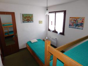 a bedroom with two bunk beds and a window at Appartement Le Grand-Bornand, 2 pièces, 5 personnes - FR-1-467-79 in Le Grand-Bornand