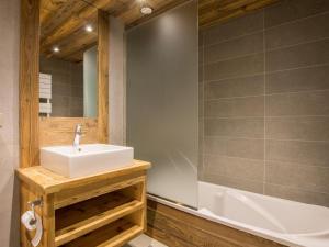 Kúpeľňa v ubytovaní Appartement cosy pour 6 personnes avec parking au Grand-Bornand - FR-1-467-84 + 11 fotografií