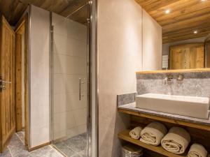 Kúpeľňa v ubytovaní Appartement cosy pour 6 personnes avec parking au Grand-Bornand - FR-1-467-84