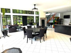 カランバにあるG-HOTEL LUXURY VILLA RESORT AND HOT SPRINGのダイニングルーム(黒いテーブルと椅子付)