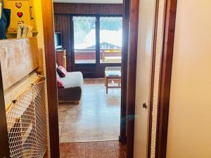 widok na salon z korytarza w obiekcie Studio cosy 4 pers. proche centre, balcon, parking privé, 700m pistes ski, navette gratuite - FR-1-467-118 w mieście Le Grand-Bornand +1 zdjęcie