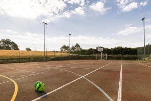 Tenis alebo squash v ubytovaní Hotel Sausa alebo jeho okolí