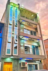 un edificio con balcones en un lateral en Edificio Nuevo Consulado Americano 4Apt Coliving Ecuador en Guayaquil
