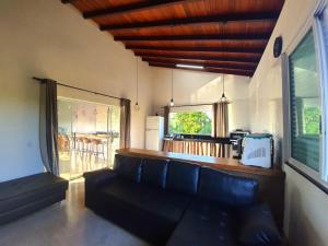 Una sala de estar con un sofá y una cocina. en Casa em capitólio Mg, en Capitólio