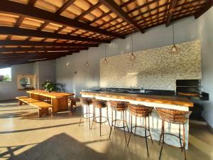 cocina con barra con mesa y sillas en Casa em capitólio Mg, en Capitólio