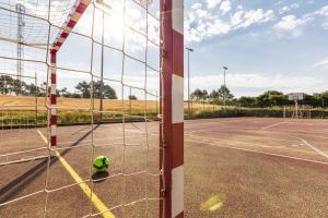 Tenis alebo squash v ubytovaní Hotel Sausa alebo jeho okolí