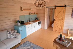 - une cuisine avec un canapé et une table dans une chambre dans l'établissement Avocate' Cottage, à Whiritoa