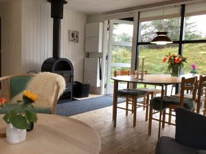 ein Wohnzimmer mit Tisch und Kamin in der Unterkunft 4 person holiday home in Blokhus-By Traum in Blokhus