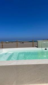 una piscina con cielo blu sullo sfondo di Boca de agua Villas a Nautla