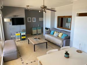 ein Wohnzimmer mit Sofa und Tisch in der Unterkunft Jarillal in Las Grutas