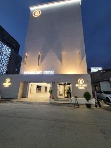 un edificio con un cartel que dice hotel Bronx en Browndot Hotel Yeosu Yeocheon, en Yeosu