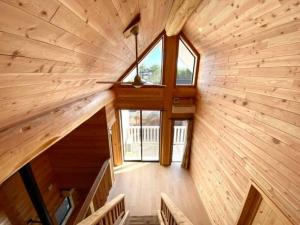 an overhead view of a log cabin with a large window at 木の王様イェローシーダー ポーラーハウスカナディアン西軽井沢1 in Kutsukake