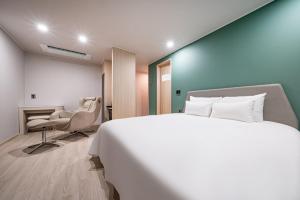 Łóżko lub łóżka w pokoju w obiekcie Browndot Hotel Yeosu Yeocheon