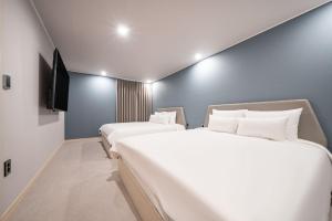 Łóżko lub łóżka w pokoju w obiekcie Browndot Hotel Yeosu Yeocheon