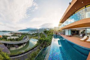 vistas a un edificio con piscina en Ocean Front Villa Nha Trang en Nha Trang