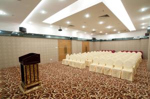 The business area and/or conference room at Pariss Hotel