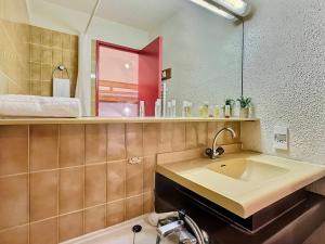 y baño con lavabo y espejo. en Studio Tignes, 1 pièce, 4 personnes - FR-1-411-904 en Tignes