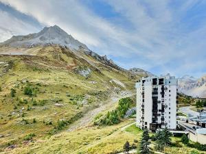 un edificio al lado de una colina con una montaña en Studio Tignes, 1 pièce, 4 personnes - FR-1-411-904, en Tignes