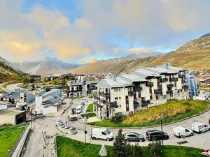 une vue aérienne sur une ville avec des voitures garées dans l'établissement Studio Tignes, 1 pièce, 4 personnes - FR-1-411-905, à Tignes