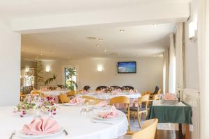 Reštaurácia alebo iné gastronomické zariadenie v ubytovaní Hotel Sausa