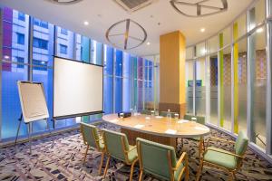 Zona business o sala conferenze di 1O1 URBAN Jakarta Pemuda