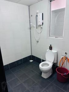 een badkamer met een toilet en een douchecabine bij Tom’s Homestay in Batu-grotten