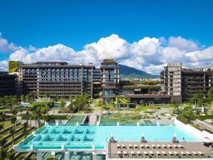 三亚 三亚1Hotel海棠湾阳光壹酒店（可持续发展理念）的拥有大型游泳池和建筑物的度假村