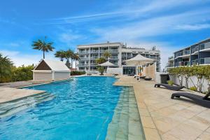 una gran piscina frente a un edificio en Waterfront Apartment 216, en The Entrance