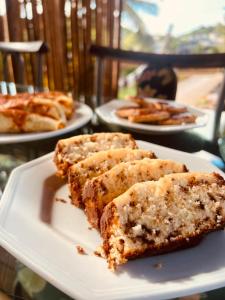 um prato com três pedaços de comida numa mesa em Refúgio da Rita em Fernando de Noronha