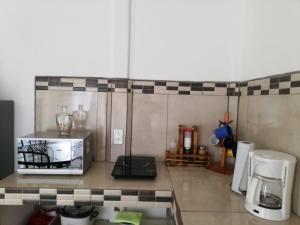 a kitchen with a counter top with a microwave at Casa Tangara in San Isidro de El General