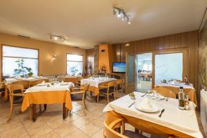 Reštaurácia alebo iné gastronomické zariadenie v ubytovaní Hotel Sausa