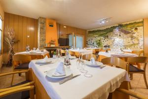 Reštaurácia alebo iné gastronomické zariadenie v ubytovaní Hotel Sausa