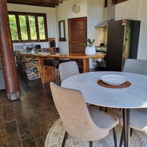 una cucina e una sala da pranzo con tavolo e sedie di Eden Escape a Diwan