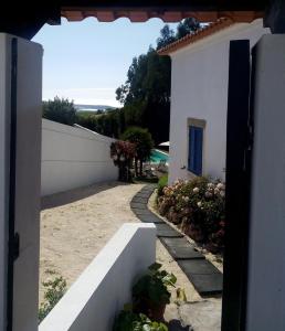 AlfeizerãoにあるA Casa Dos Avósの開口ドアからの家の景色