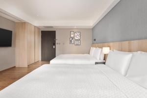 Rúm í herbergi á Four Points by Sheraton Yilan Jiaoxi