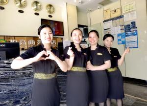 um grupo de mulheres posando para uma foto em uma loja em Paco Hotel Tianhe Coach Terminal Metro Guangzhou em Guangzhou