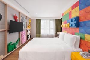 Rúm í herbergi á Four Points by Sheraton Yilan Jiaoxi